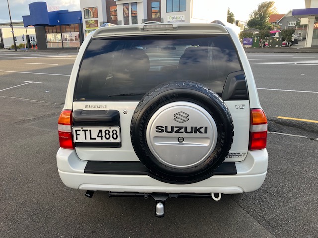 2001 Suzuki Escudo Station Wagon,  2.7P, 4WD, Auto