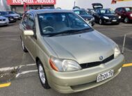 2000 Toyota Platz.