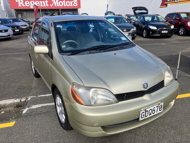 2000 Toyota Platz.