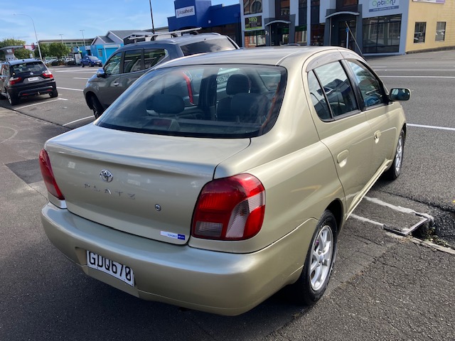 2000 Toyota Platz.