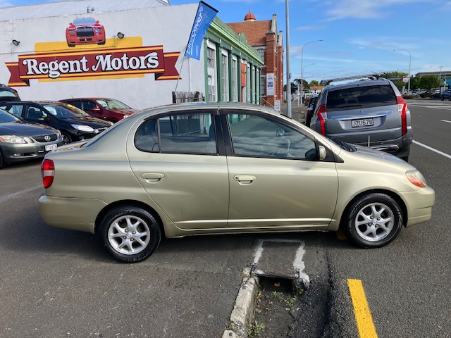 2000 Toyota Platz.