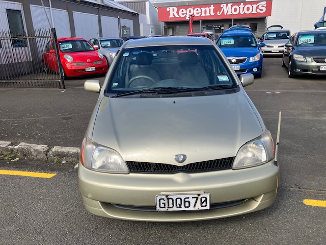 2000 Toyota Platz.