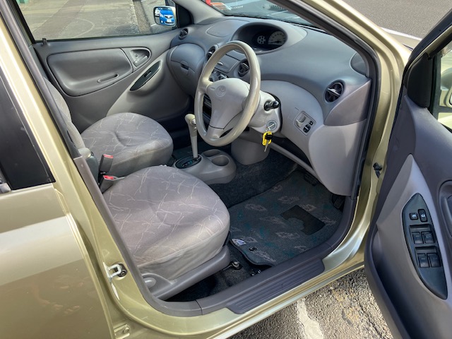 2000 Toyota Platz.