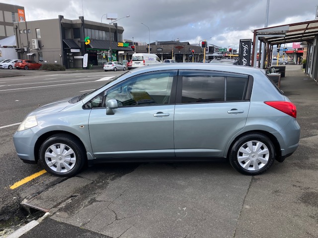 2004 Nissan Tiida.
