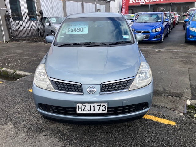 2004 Nissan Tiida.