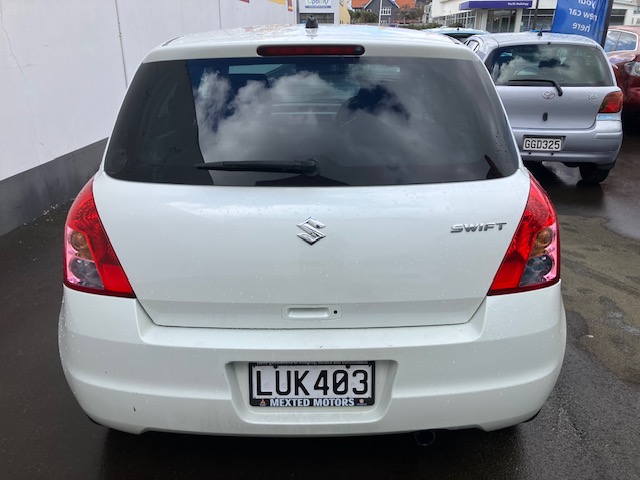 2009 Suzuki Swift. Auto.