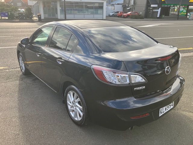2011 Mazda Axela Sedan.