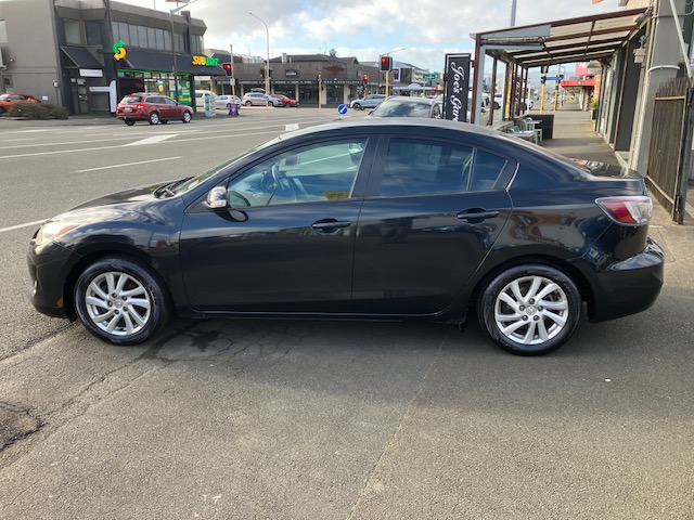 2011 Mazda Axela Sedan.