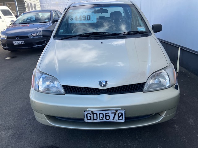 2000 Toyota Platz Saloon.
